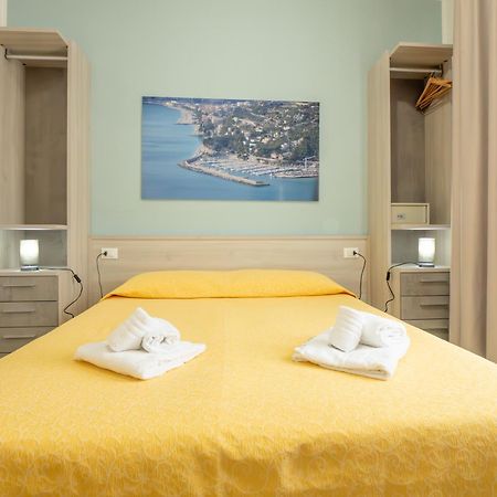 Hotel La Bussola フィナーレ・リーグレ エクステリア 写真